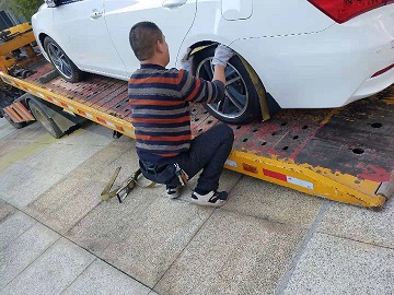 裝車后細(xì)心的師傅再三檢查車輛固定情況.jpg
