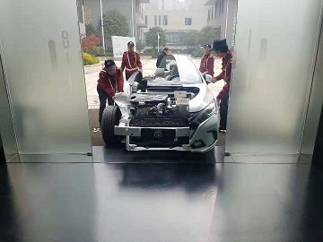 齊心協(xié)力 完成車輛模型進(jìn)入展館.jpg